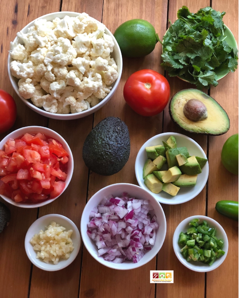 Los ingredientes principales para la receta son aguacate y coliflor además de cebolla, tomate, jalapeño, cilantro, limón y aceite de oliva