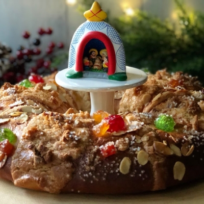 Esta es la Rosca de Reyes que se comparte el día 6 de enero con la familia y los amigos para la celebración de la Epifanía. El roscón es dulce y tiene frutas cristalizadas.
