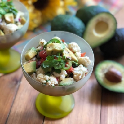 The vegan avocado cauliflower ceviche, is a vegetarian option for those looking for heart-healthy dishes. It has avocado, cauliflower, onion, garlic, lime juice, olive oil, tomato, jalapeno, and Mexican spices.