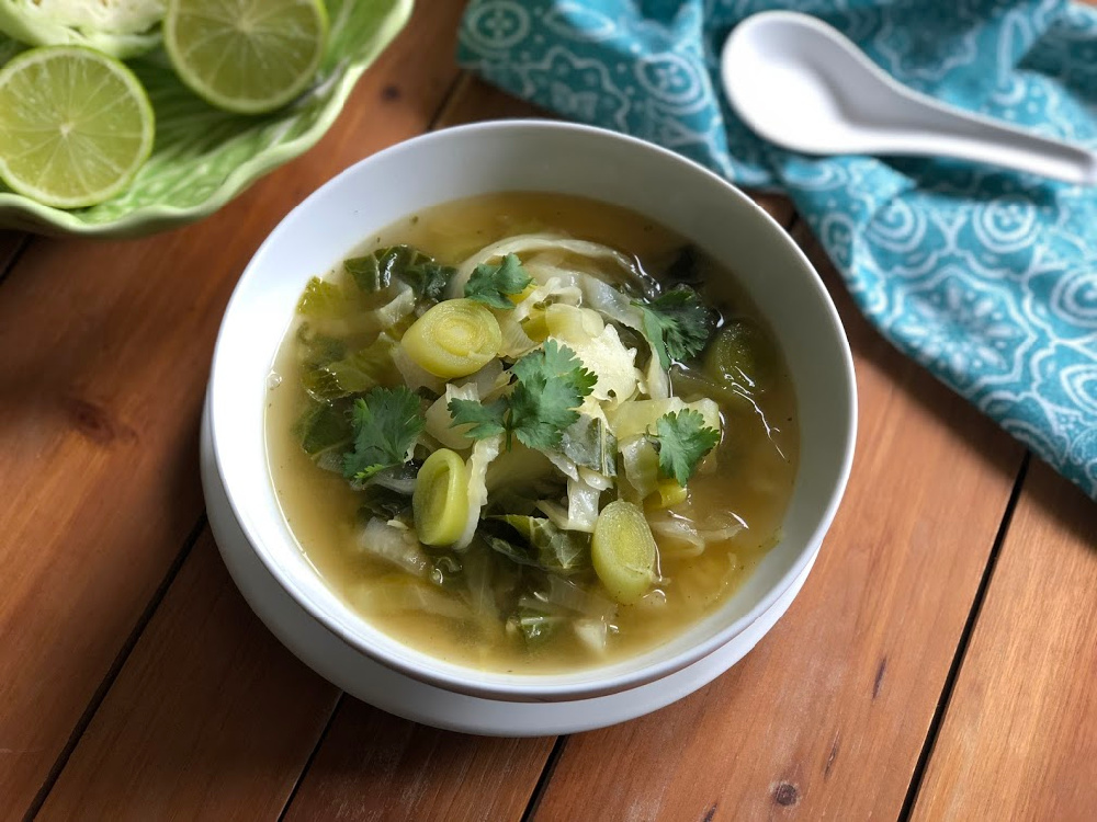 Esta receta para la sopa de col vegetariana es para aquellos que buscan una opción de dieta ligera, con vegetales verdes o bien para aquellos que están comenzando un régimen de dieta con sopas. Esta receta tiene repollo, puerros, acelgas y caldo de verduras bajo en sodio.