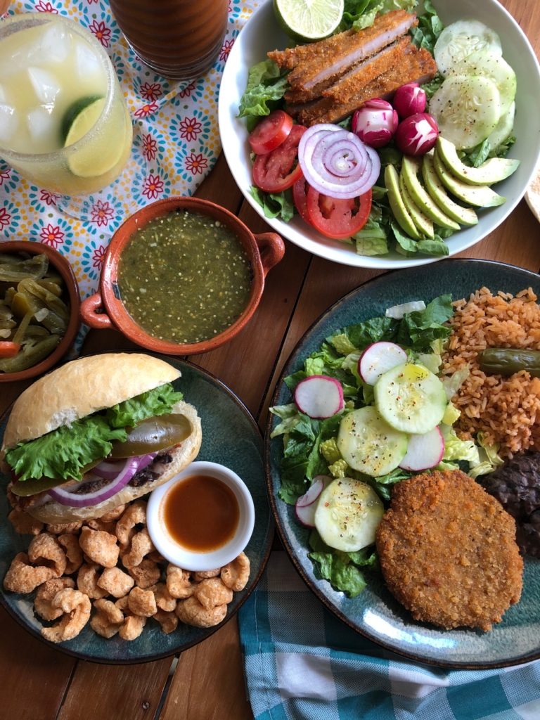 Cocina la milanesa de cerdo, es una comida mexicana fácil que puedes transformar en tres recetas diferentes de lomo de cerdo para alimentar a toda la familia. Cocina una vez y sirve tres comidas diferentes usando la misma proteína. Esta receta rinde para preparar el platillo de milanesa de cerdo, una torta de milanesa de cerdo y una ensalada de milanesa de cerdo con aderezo de jugo de limón.