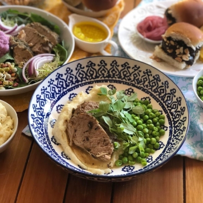 Filete de Cerdo al Estilo Instant Pot con pure de papas y chicharos a la mantequilla