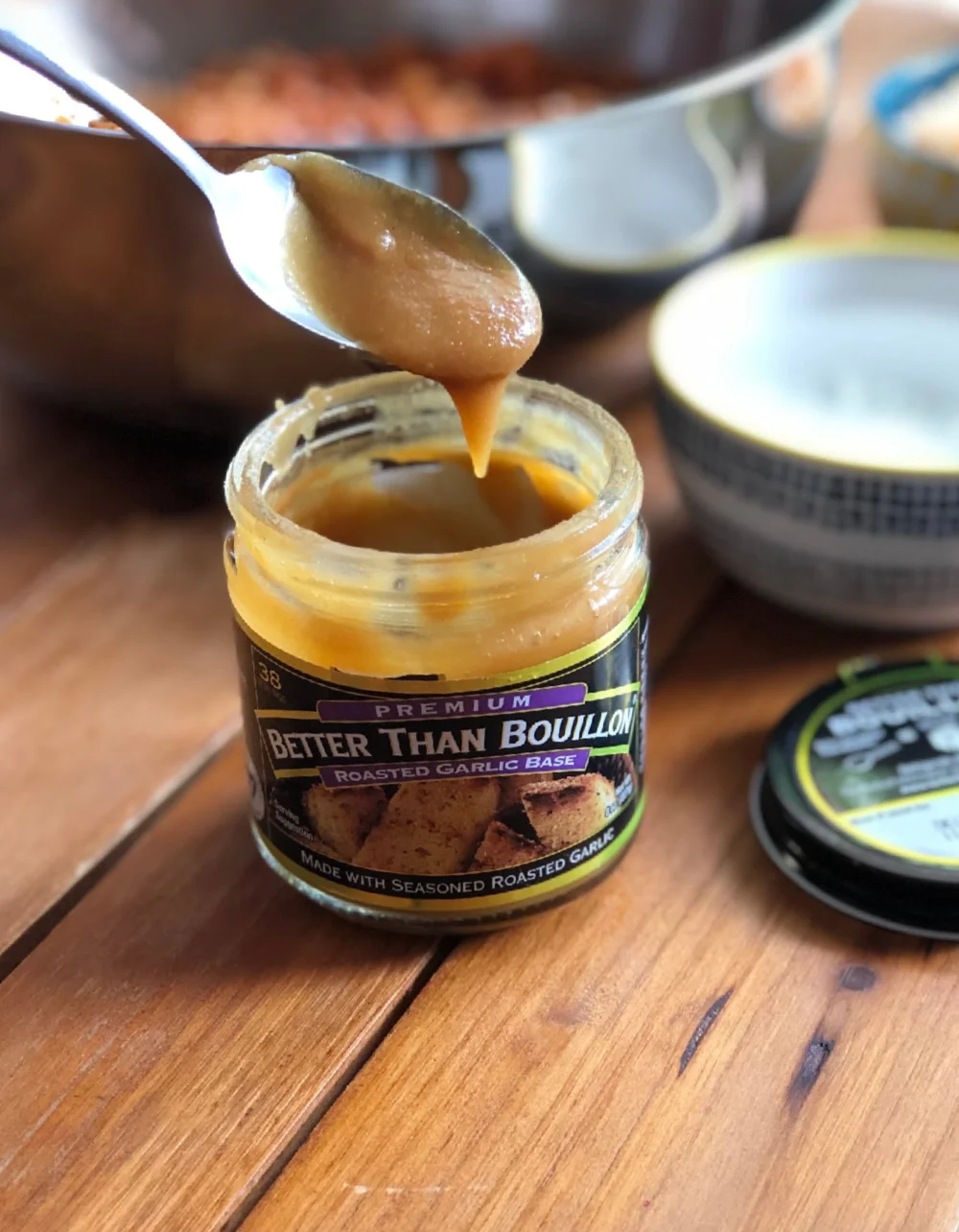 Sazonamos el platillo con una base de ajo de la marca Better Than Bouillon