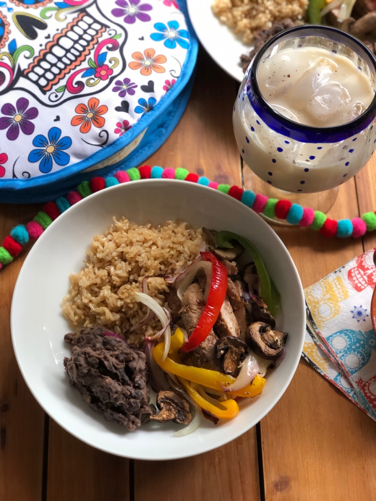 Celebrando el Cinco de Mayo con un platillo de fajitas de cerdo y horchata.