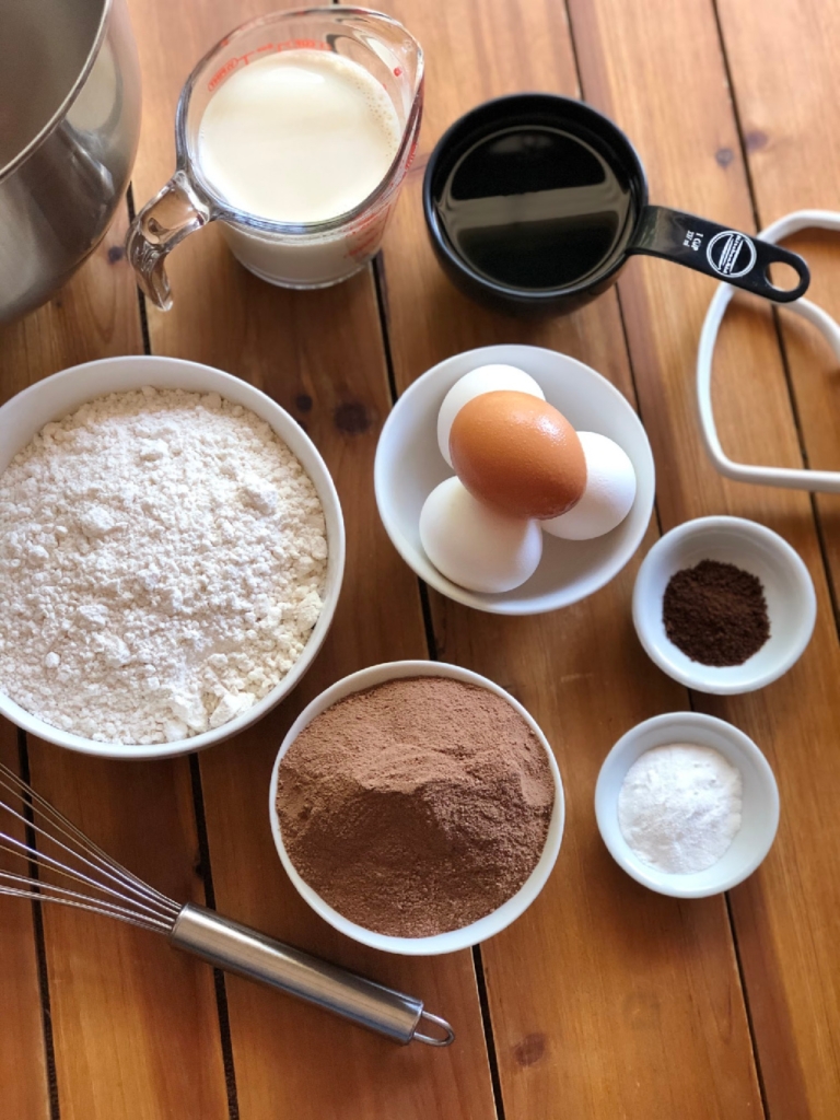 Los ingredientes para el pastel de chocolate favorito incluyen ingredientes de la canasta básica, como el harina para panqueques