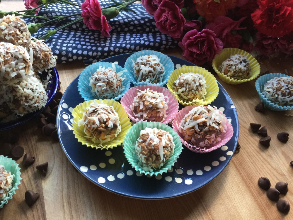 Estas son las trufas chocolate y cacahuate mismas que tienen leche condensada, avena, chocolate en polvo, hojuelas de coco, mantequilla de maní y chispas de chocolate.