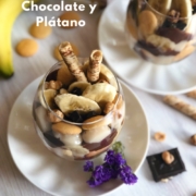 Pudín Vegano de Chocolate y Plátano con galletitas, avellanas tostadas y chocolate negro. Un postres sencillo, sin azúcar y sin lactosa.