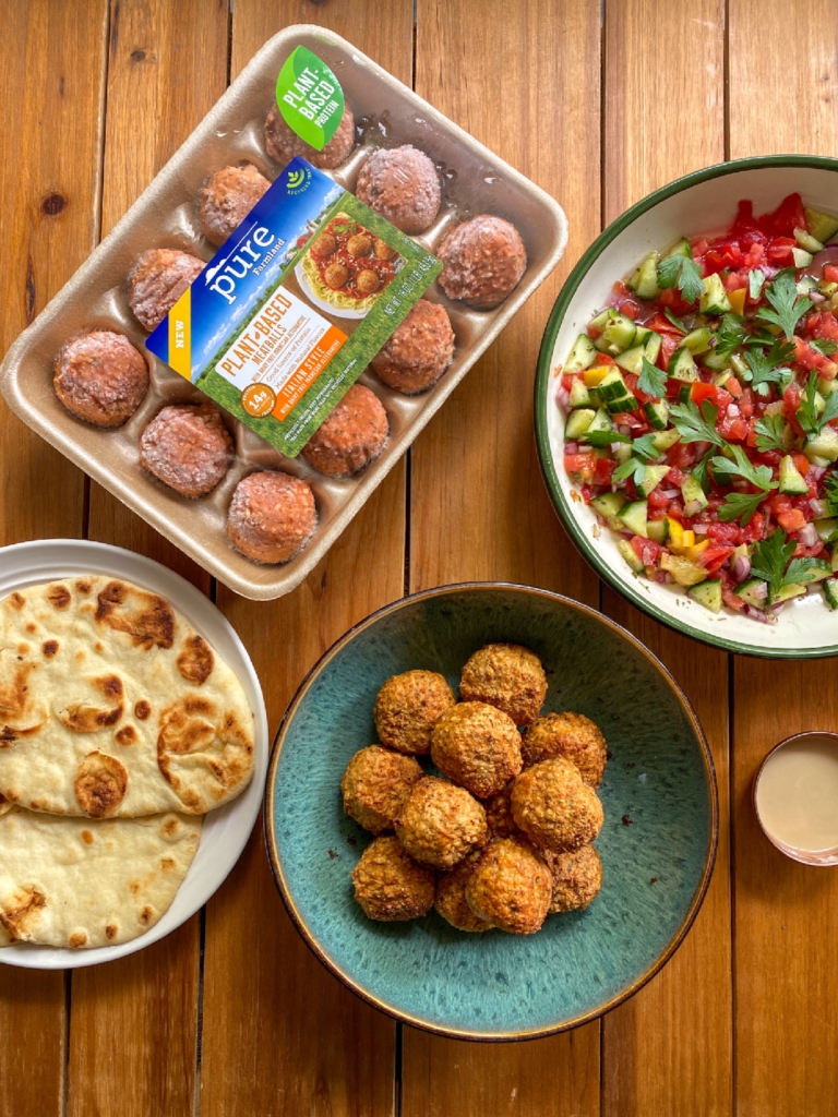 Los componentes de la comida de inspiración turca incluyen albóndigas a base de plantas, pan pita, ensalada de pepino con limones en conserva y una salsa de tahini. Todo en la foto aquí.