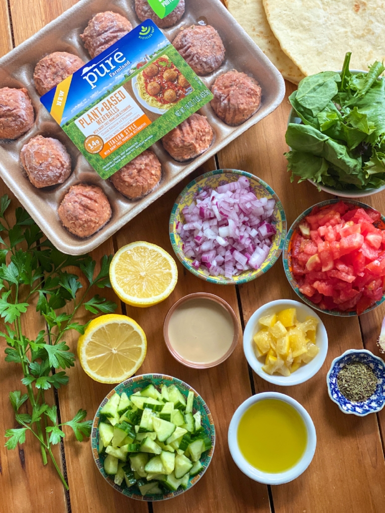 Los ingredientes para los gyros vegetarianos incluyen albóndigas a base de plantas y una salsa de pepino fresco.