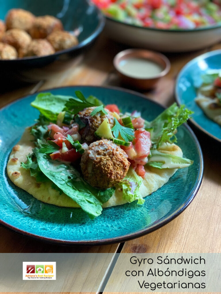 Un plato servido con un gyro sándwich con albóndigas vegetarianas