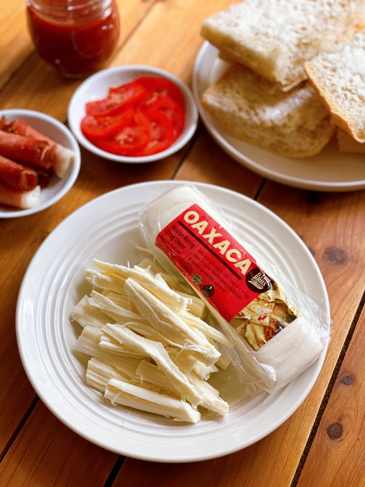 Mostrando cómo se hacen las tostadas cubanas con queso. Usamos queso Oaxaca, tomate, mantequilla. Para la versión dulce agregamos mermelada de guayaba.