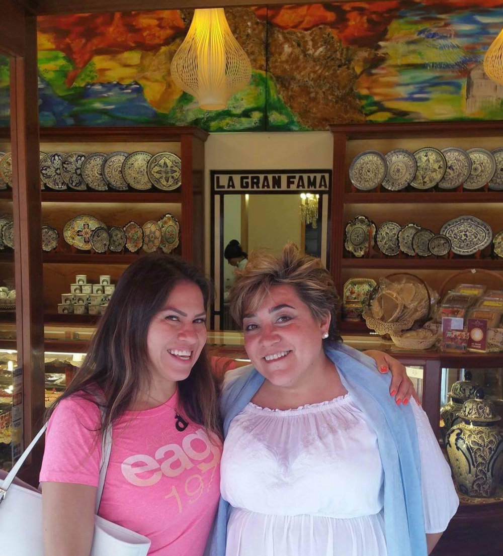 Una foto de dos mujeres en una tienda de dulces.