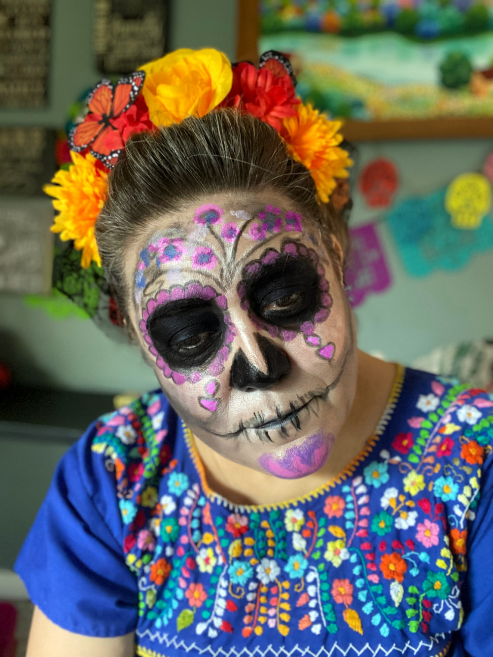 Un retrato de una mujer que lleva una tiara de flores con mariposas