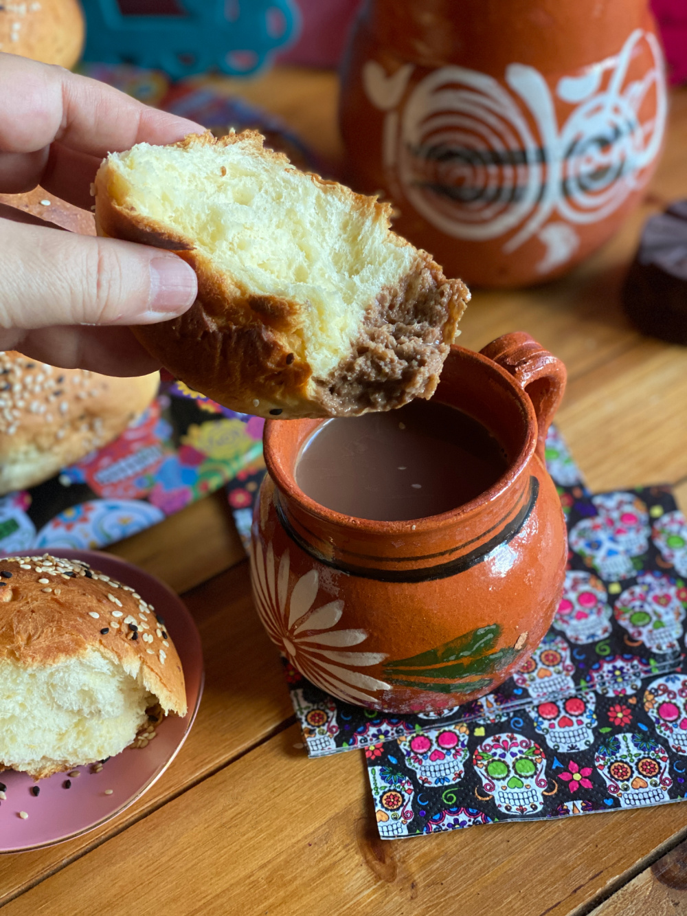 mostrando cómo remojar el pan en chocolate caliente