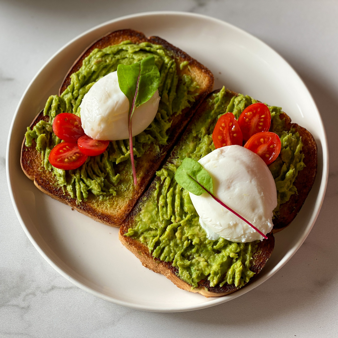 Un plato con las mejores tostadas de aguacate con huevos escalfados