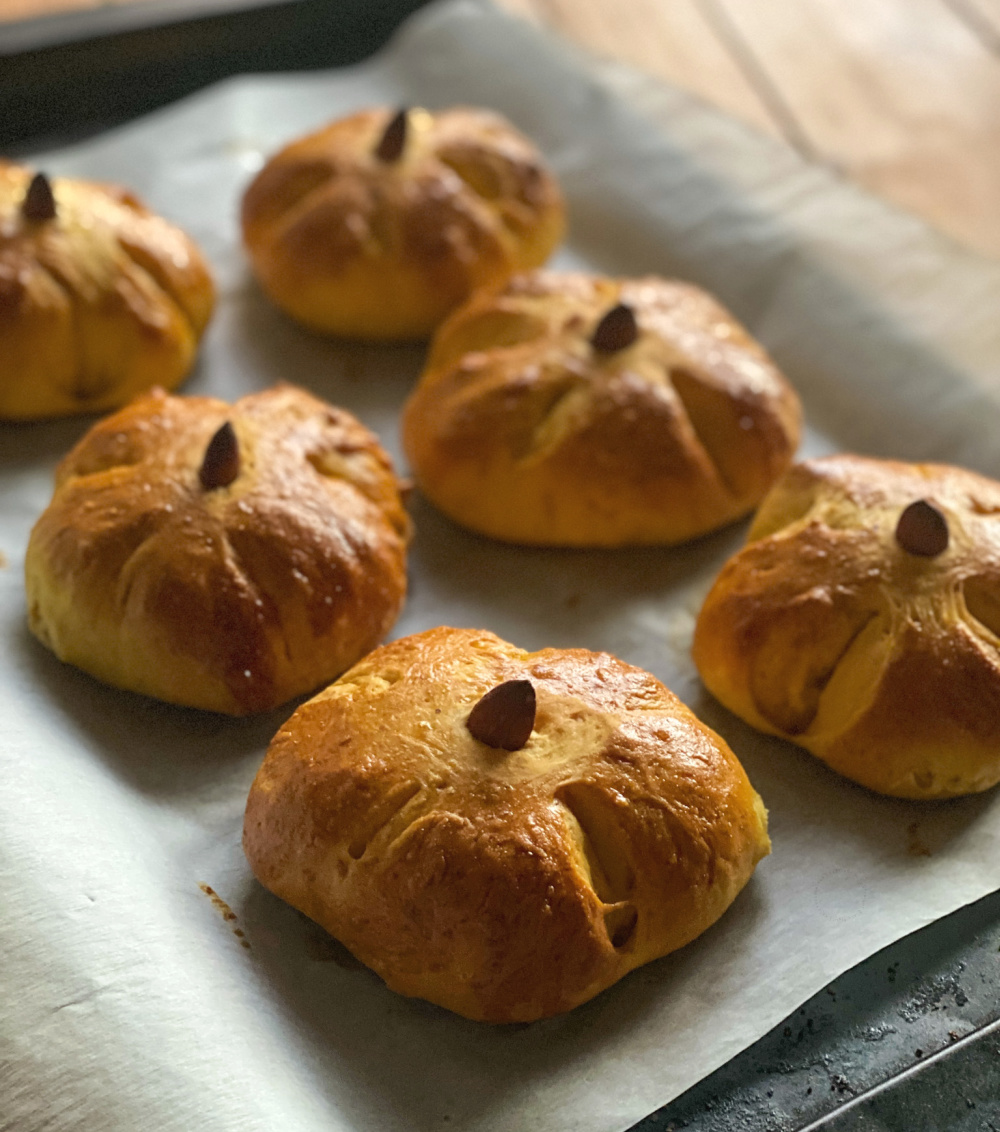 Bollitos recién salidos del horno listos para comer