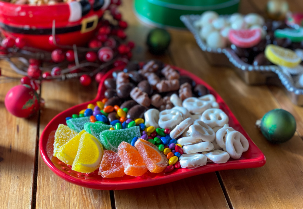 Un plato en forma de corazón con gomitas y pretzels