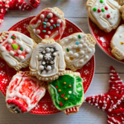 Un plato con galletas con diseños de de suéteres feos