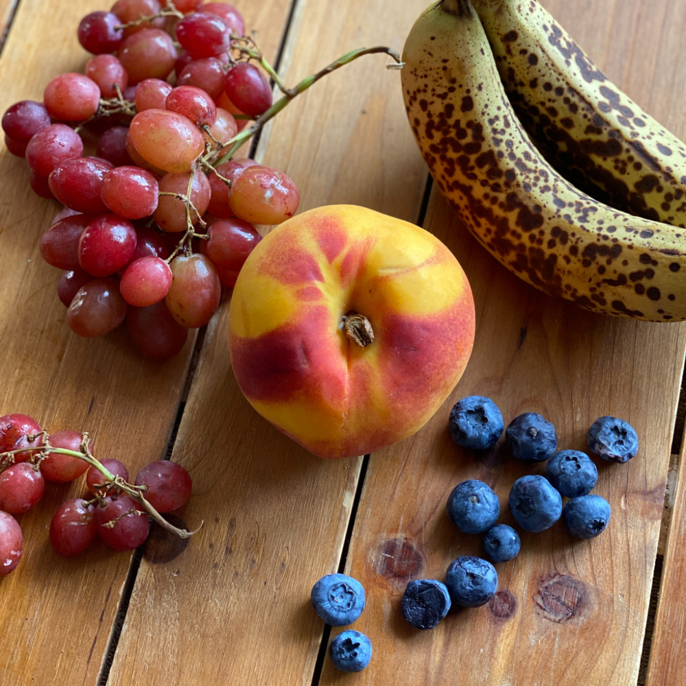 Uvas, durazno, arándanos y plátanos son algunas de las frutas de temporada que usamos en esta receta de waffles