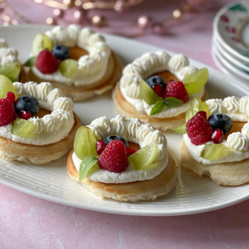 Mini Panqueques Navideños con crema batida y frutos rojos