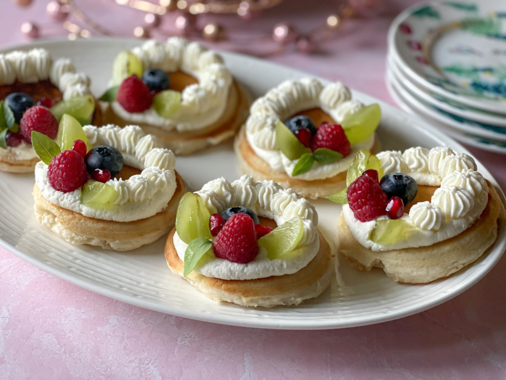 Mini Panqueques Navideños con crema batida y frutos rojos