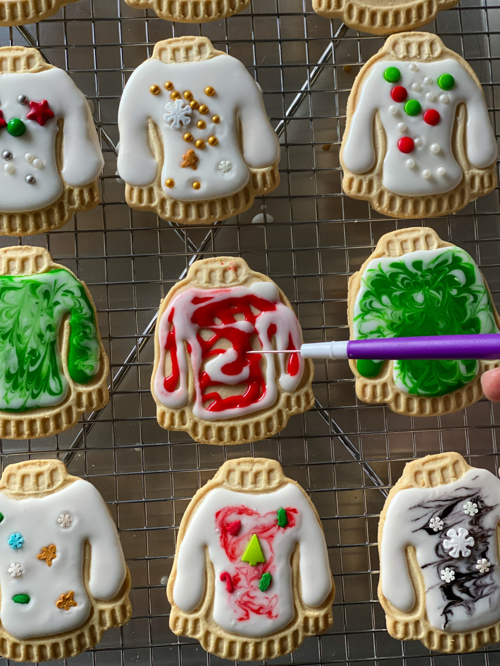 Mostrando diferentes formas de decorar las galletas con diseños de suéteres feos