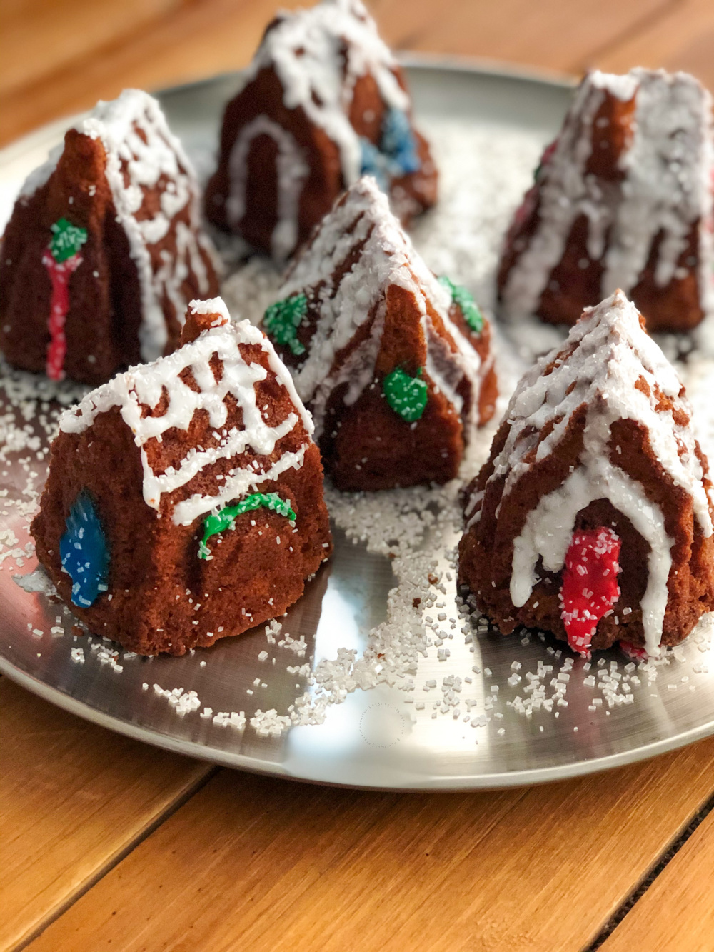 una charola con pastelillos de manzana decorados