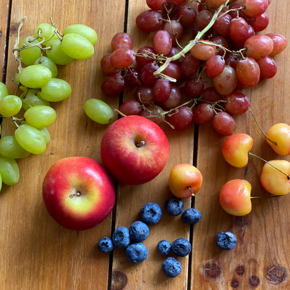 manzanas, uvas, cerezas, arándanos son frutas de la temporada