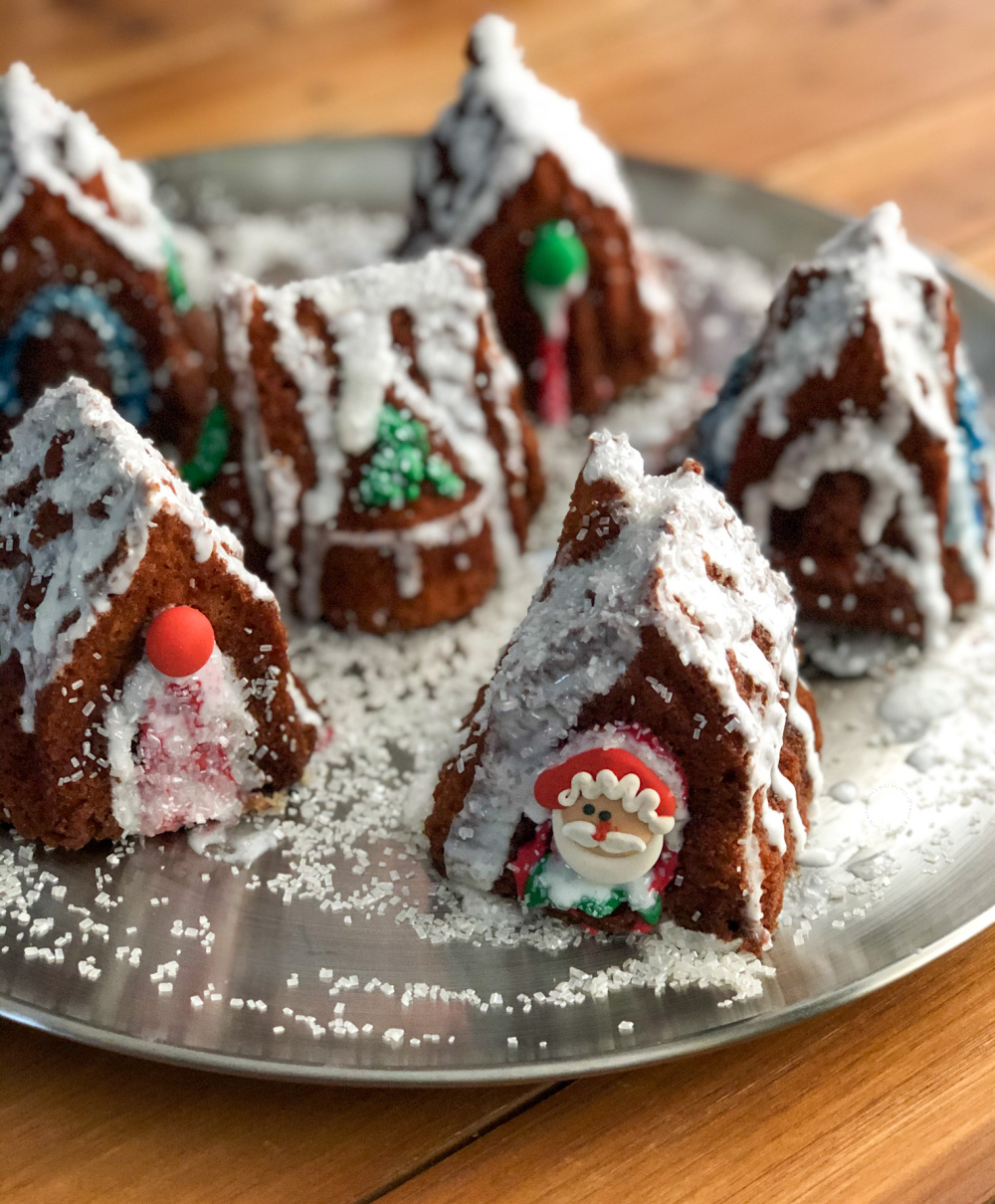 mini house cakelettes with sugar motifs