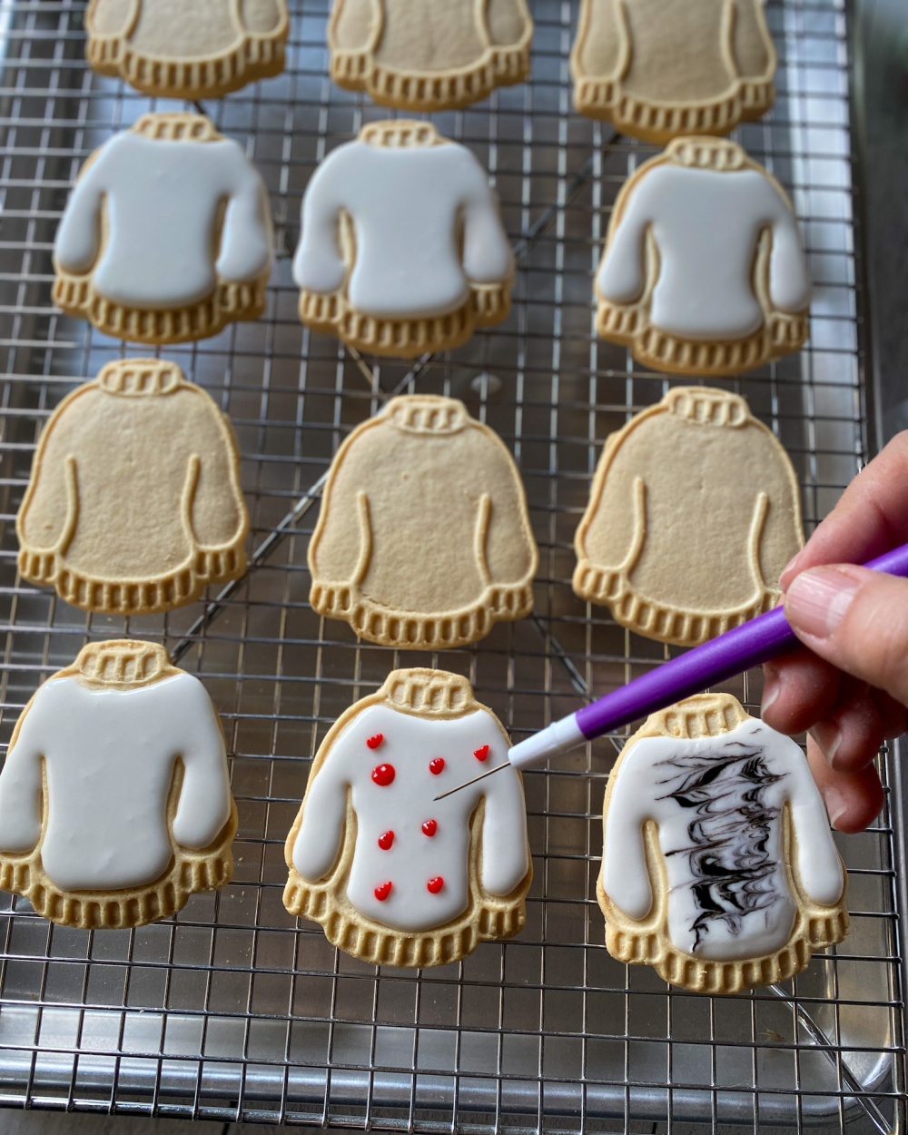 Mostrando cómo usar un trazador de galletas para nivelar el glaseado y para hacer diseños