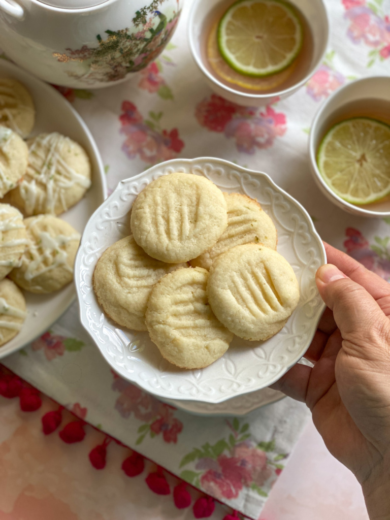 Una mano sosteniendo un plato de galletas caseras