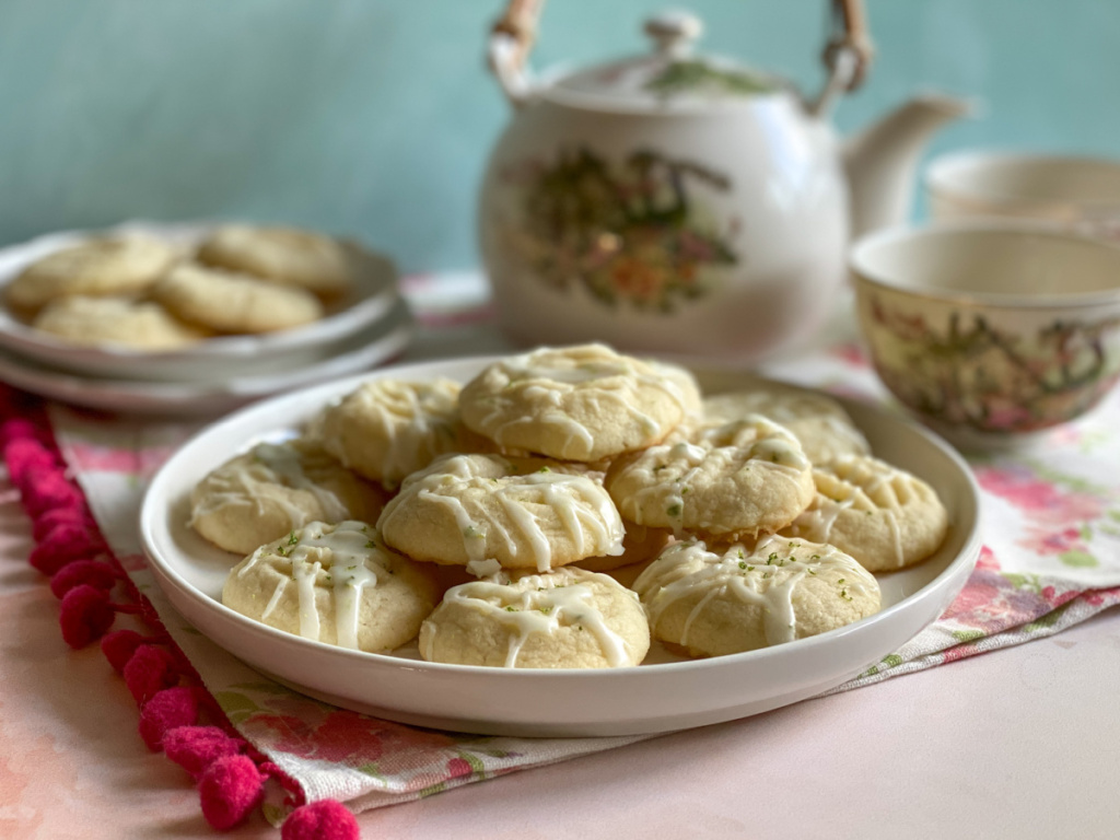 Un plato con galletas de mantequilla para la hora del té.