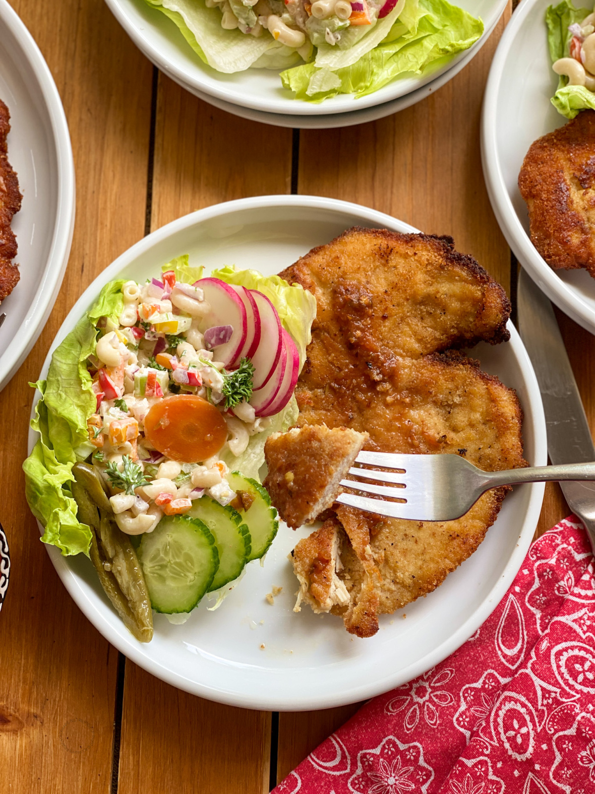 Easy recipes for your weekly menu include chicken milanesas and macaroni salad
