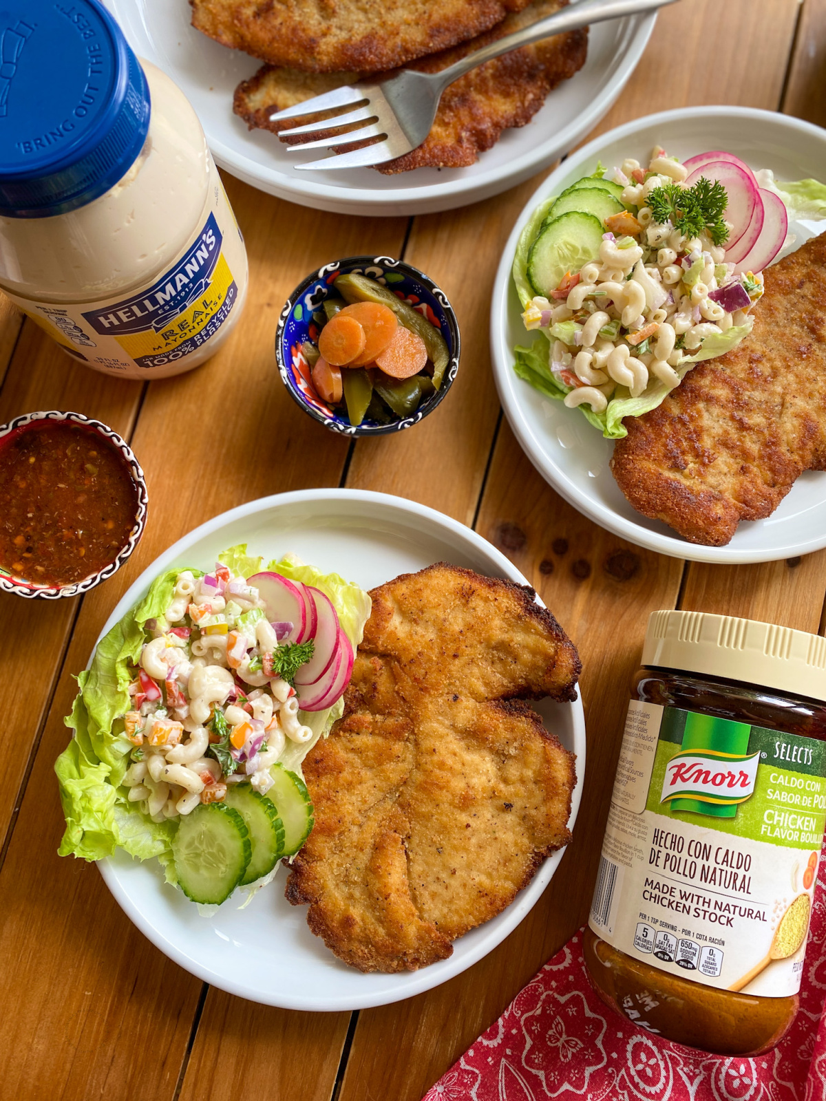 dos platos servidos con milanesas de pollo y ensalada