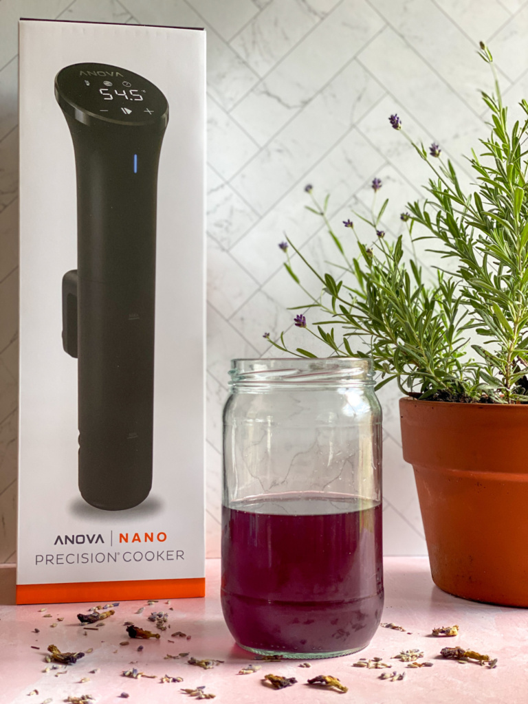 Un tarro de cristal con jarabe de lavanda y el Anova Precision Cooker Nano