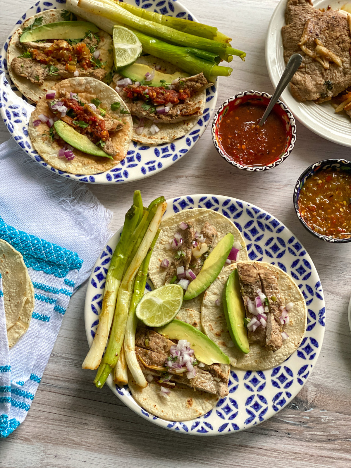 dos platos con tres tacos cada uno