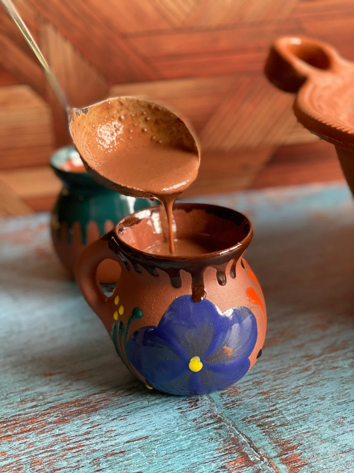 La masa de cacao puede usarse como base para champurrado, una bebida caliente espesa de chocolate similar al atole. En esta imagen vemos cómo servirlo a un jarrito.
