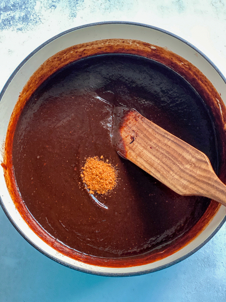 a video image showing how to mix the sauce