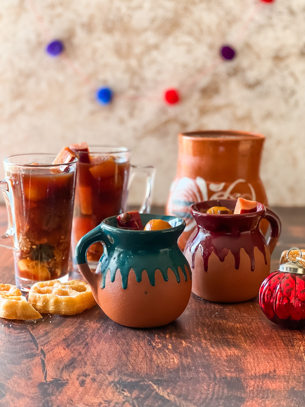 El ponche navideño mexicano puede ser un coctel y servido sin alcohol. Aquí lo servimos en jarritos y tazas altas de café.