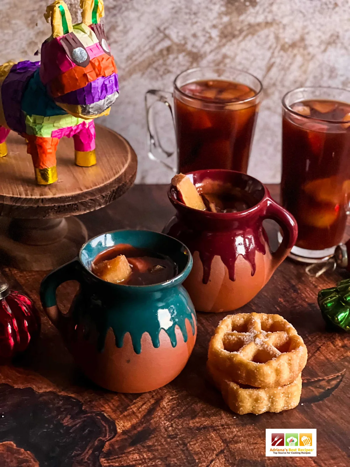 Ponche de Navidad Estilo Mexicano servido con buñuelos