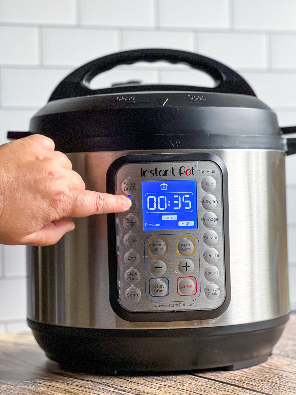 setting the Instant Pot to cook pollo pibil