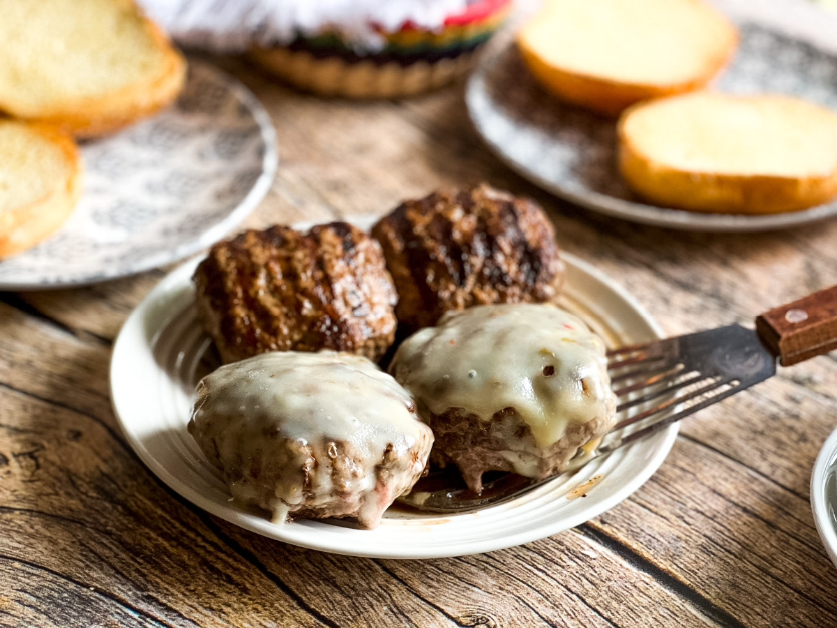 hamburguesas a la parrilla servidas en un plato