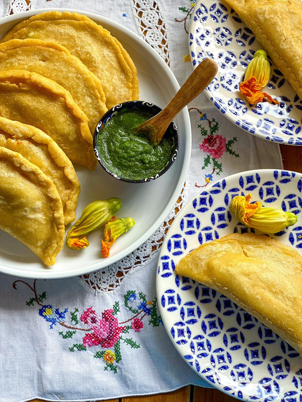 un top shot de quesadillas de flor de calabacín servidas en platos 