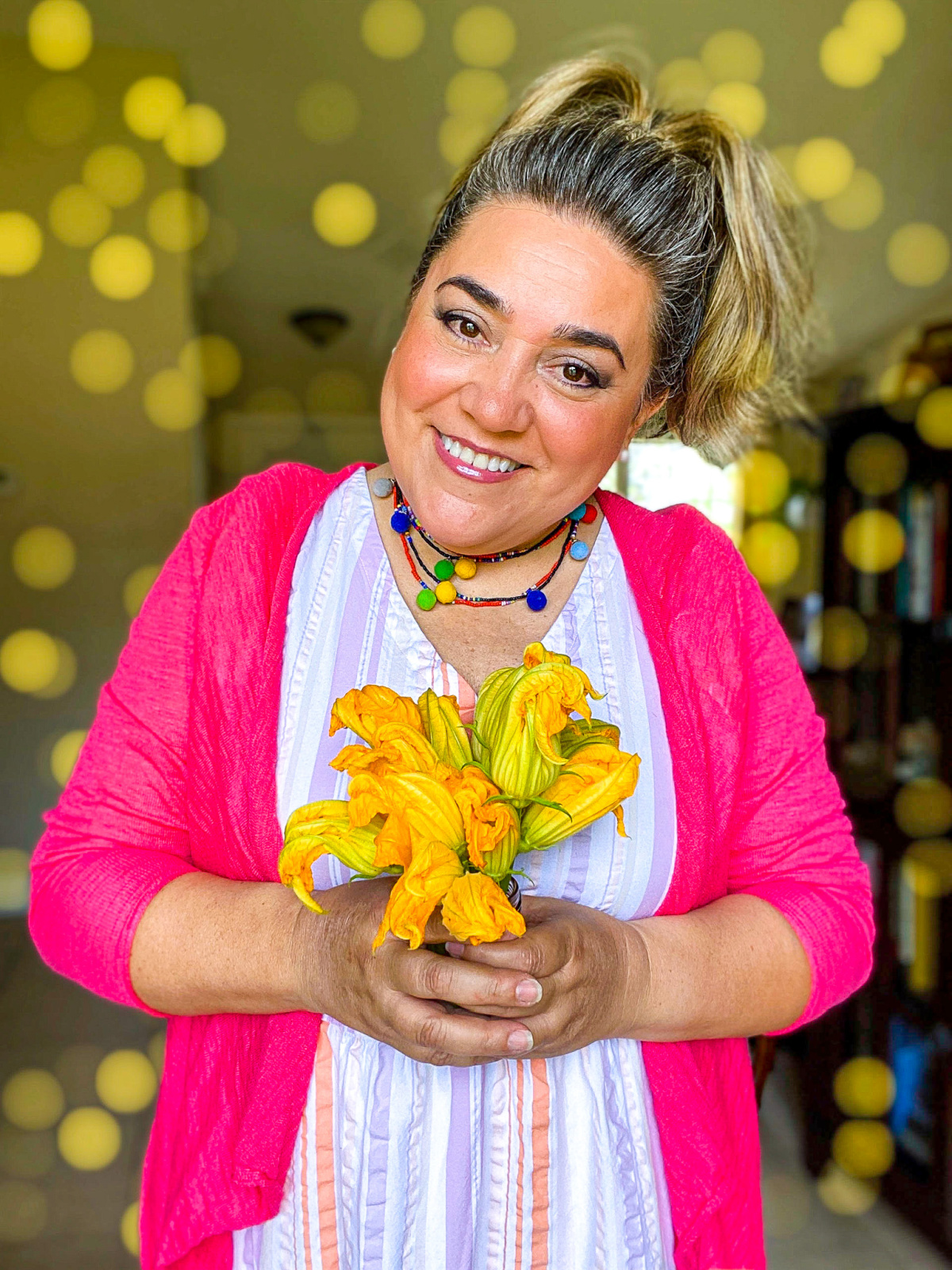 adriana martin sosteniendo un ramo de flores comestibles