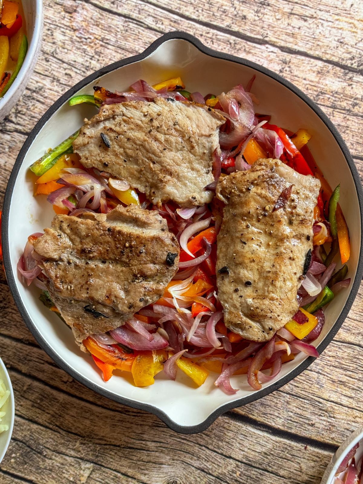 una sartén con escalopes de ternera cocida para fajitas estilo Tex-Mex